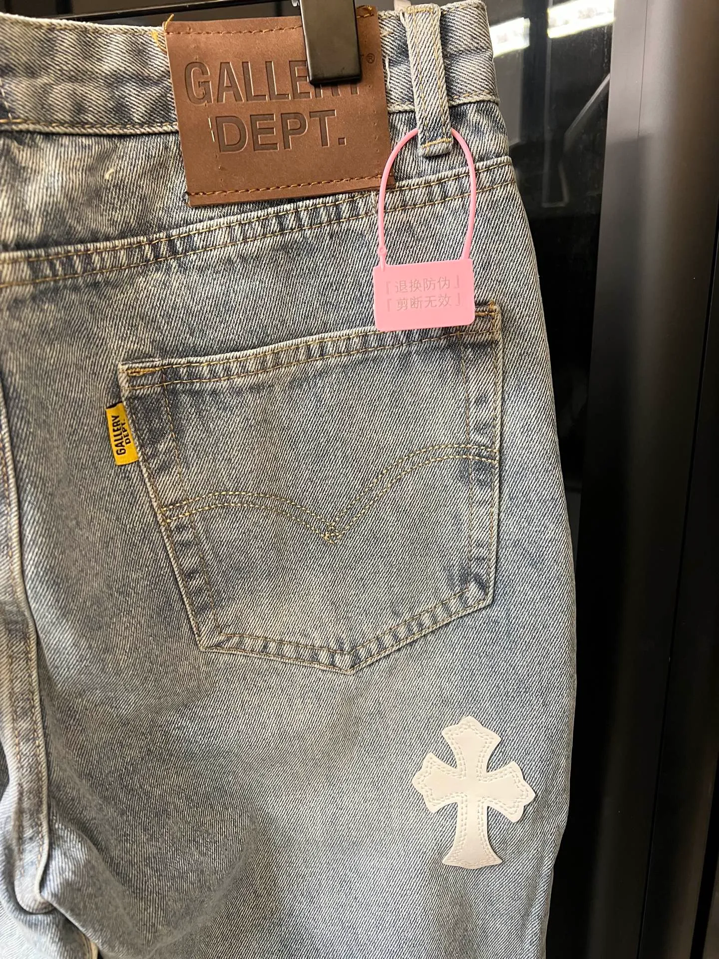 P260 [Next day] Chrome hearts/Chrome hearts GALLERY DEPT cross patch leather joint stitched jeans (grey) A retro clothing brand from Los Angeles. The brand focuses on upcycling denim and VINTAGE TEE. The brand was established in 2018. The diversity and uniqueness of styles are loved by consumers. The clothing tends to have a retro feel. The classic LEVIS BOOTCUT, which is the bell bottom pants that have been eliminated by society, has also been put to good use by GALLERY DEPT through reasonable revisions. Appropriate reduction in the calf circumference can make the wearer wear a sense of stacking and drape, and increase the overall sense of fashion. Many items are very individual and tasteful. The most charming personality jeans, a must-have for fashionistas, the same style for celebrities, and a model touted by many bloggers. Look for the correct version. Size: 28 30 32 34 36 (corresponding to s-xxl). Detailed sizes can be found in Figure 9.